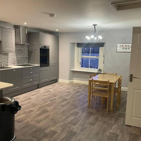 Cosy Apartment Above Village Pub バクストン エクステリア 写真